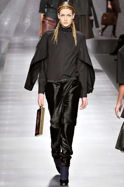 Look 27